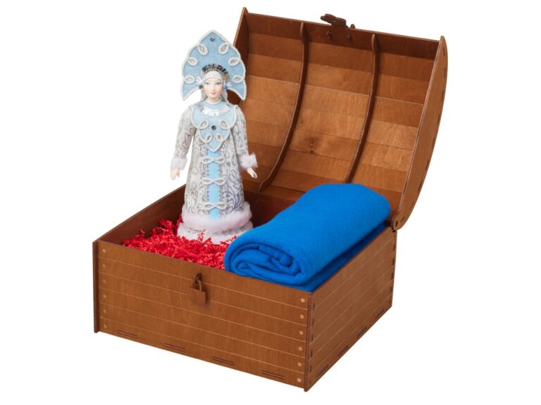 Подарочный набор: кукла фарфоровая, плед флисовый 33